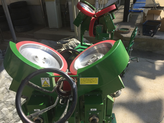 野球用ピッチングマシンのホイール交換